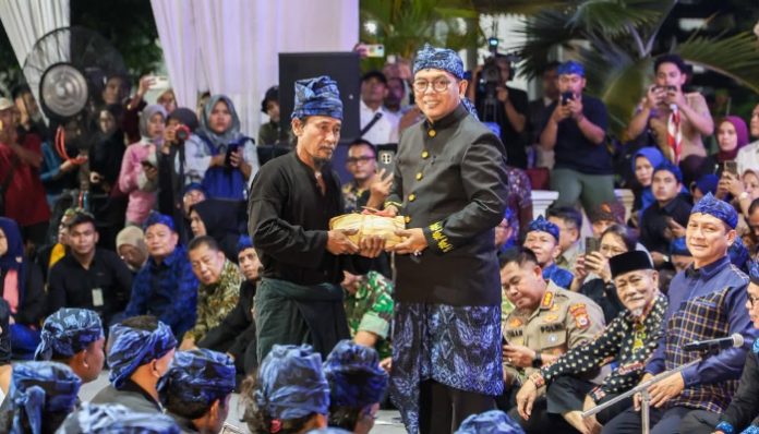 Perwakilan masyarakat adat Baduy menyerahkan hasil bumi secara simbolis kepada Gubernur Banten Andra Soni dalam prosesi Seba Baduy 2026 di Gedung Negara