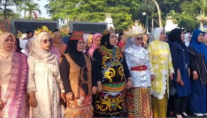 Peserta upacara Hari Pendidikan Nasional 2025 di lingkungan Pemkab Serang mengenakan pakaian adat