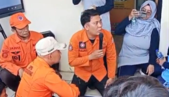 Petugas BPBD Kota Serang melatih siswa SDN Cangkring melakukan evakuasi dan pertolongan pertama dalam simulasi kesiapsiagaan bencana