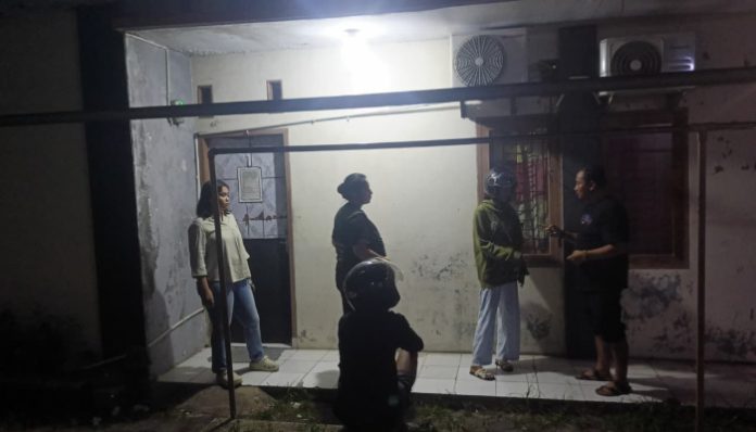 Petugas Subdit Renakta Ditreskrimum Polda Banten saat menggerebek rumah kos di Kelurahan Ciwaduk, Kota Cilegon