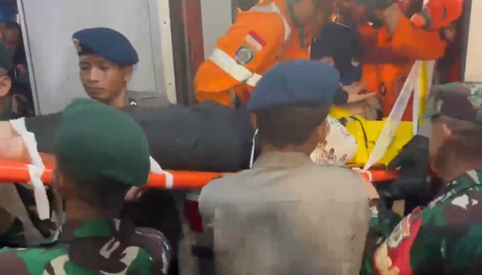 Petugas gabungan melakukan evakuasi korban pasca tabrakan KA dan KRL di wilayah Stasiun Bekasi Timur