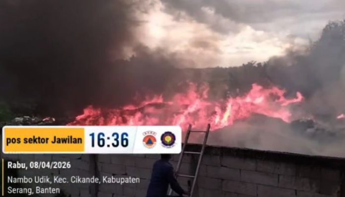 Petugas pemadam kebakaran berupaya memadamkan kebakaran lahan limbah sampah di Desa Cikande
