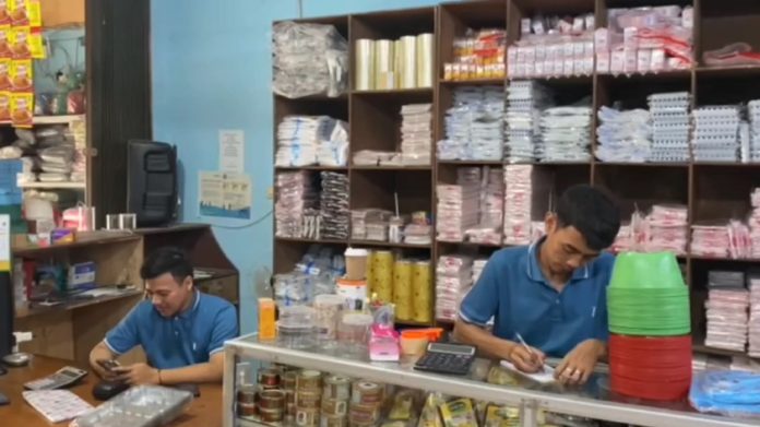 Toko di Cilegon kehilangan 30 persen pembeli akibat harga plastik yang melonjak (Foto: Bantentv.com/ Ali)
