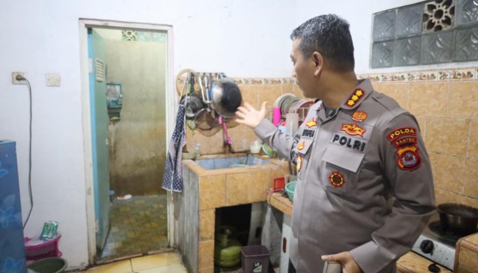 Polisi menunjukkan Tempat Kejadian Perkara (TKP) perbuatan asusila terhadap anak