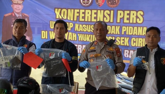 Polisi menunjukkan barang bukti dua pucuk senjata api rakitan yang digunakan pelaku curanmor