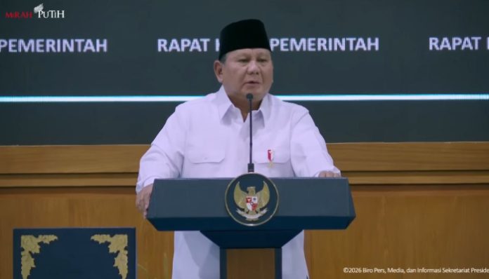 Presiden Prabowo Subianto menyampaikan penurunan biaya haji 2026 saat rapat kerja di Istana Kepresidenan Jakarta