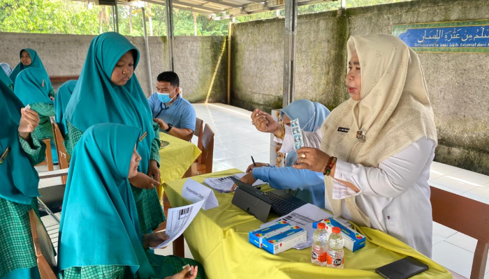 Puskesmas Jawilan melakukan cek kesehatan di Pondok Pesantren Daar El Hasanah.