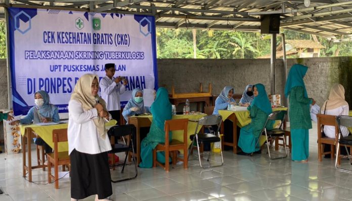Puskesmas Jawilan melakukan cek kesehatan terhadap santri di Pondok Pesantren Daar El Hasanah