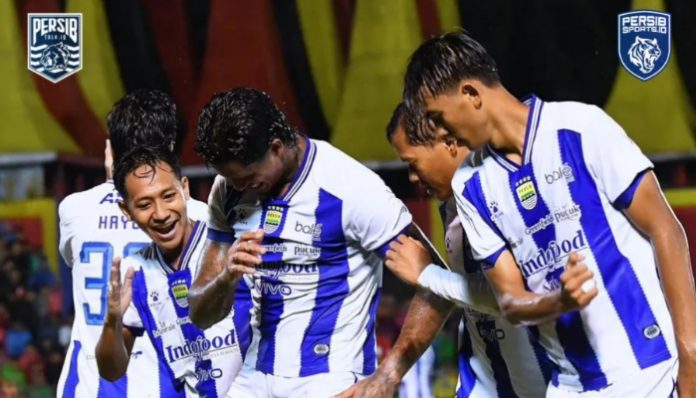 Ramon Tanque merayakan gol ke gawang Semen Padang
