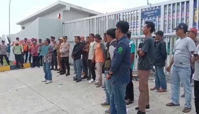 Ratusan Warga Demo PT Mowilex