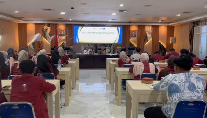 Ratusan mahasiswa Universitas Bina Bangsa (Uniba) Program Studi Ilmu Pemerintahan mengikuti kuliah bersama praktisi yang menghadirkan anggota Komisi IV DPRD Banten, Gembong R Sumedi
