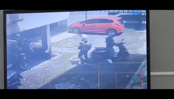 Rekaman CCTV saat pelaku beraksi melakukan pencurian sepeda motor.