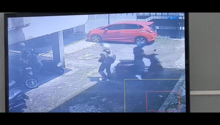 Nekat! Siang Bolong Dua Pria Gondol Motor Pegawai Bapenda Pandeglang, Aksi Terekam CCTV