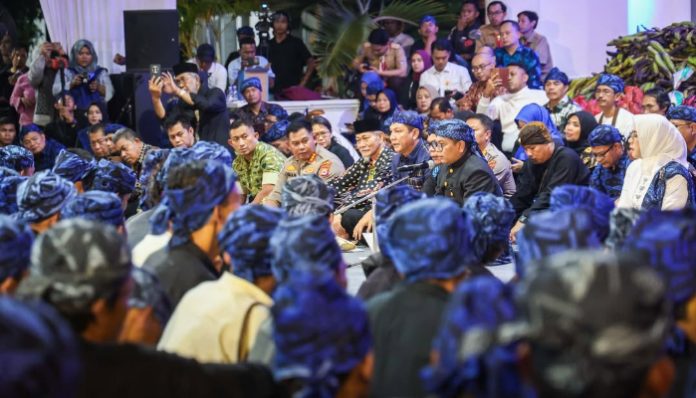 Ribuan masyarakat adat Baduy mengikuti prosesi Seba Baduy 2026 di Gedung Negara Banten untuk menyampaikan amanat pelestarian alam kepada pemerintah