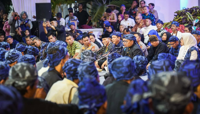 Ribuan masyarakat adat Baduy mengikuti prosesi Seba Baduy 2026 di Gedung Negara Banten untuk menyampaikan amanat pelestarian alam kepada pemerintah