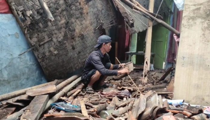 Rumah Warga di Pandeglang Roboh