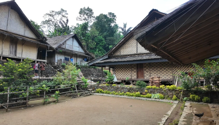 Rumah tradisional masyarakat adat Baduy di Desa Kanekes, Lebak, Banten, dibangun menggunakan bahan alami dan tanpa listrik