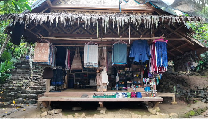 Rumah warga Baduy yang menjajakan produk UMKM (Foto/Bantentv.com)