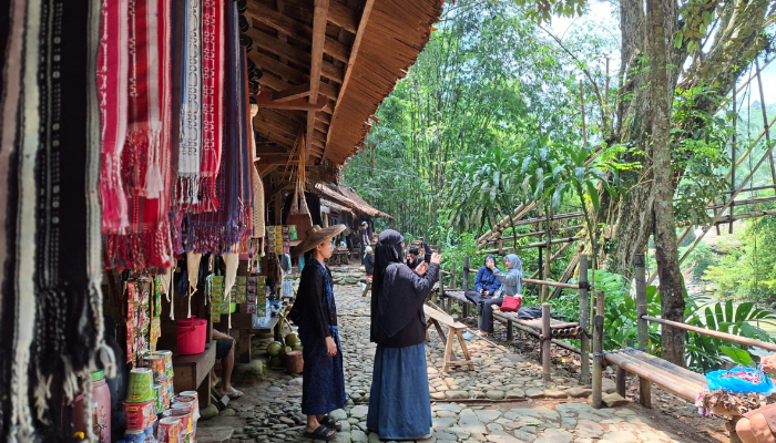 Salah satu tempat persinggahan wisatawan sebelum melanjutkan perjalanan menyusuri kawasan adat Baduy