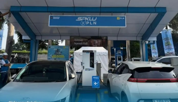 Sejumlah mobil listrik di SPKLU (Foto : Instagram/@pln_id)
