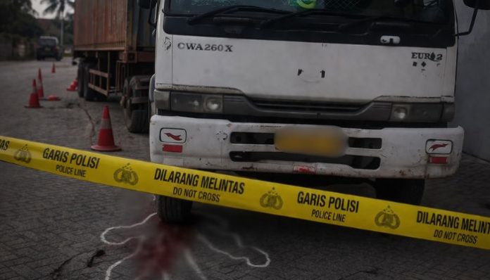 Seorang pekerja tewas terlindas truk kontainer saat sedang istirahat di bawah mobil