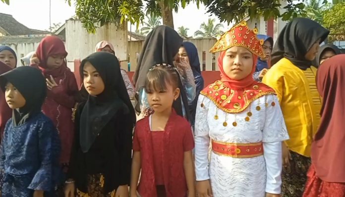 Siswa SD di Lebak Kenakan Kebaya