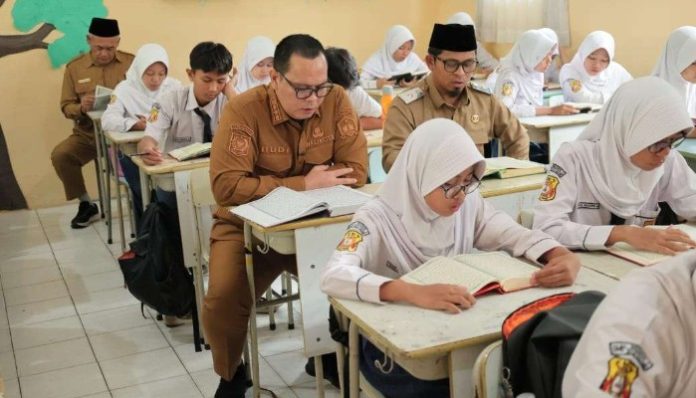 Siswa di Kota Serang mengikuti kegiatan mengaji bersama Wali Kota Serang Budi Rustandi