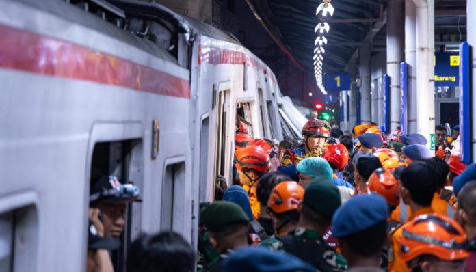 Suasana evakuasi insiden kecelakaan kereta di Bekasi Timur
