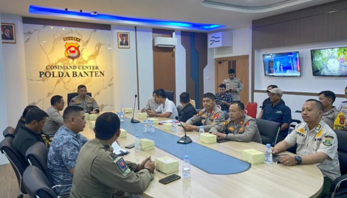 Suasana koordinasi pengamanan laga Dewa United vs Persib Bandung di Polda Banten.