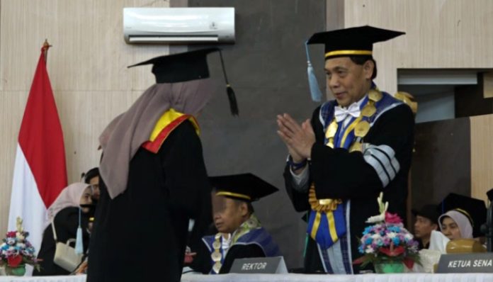 Suasana prosesi Wisuda Gelombang I Tahun Akademik 2026 di Auditorium Kampus Sindangsari