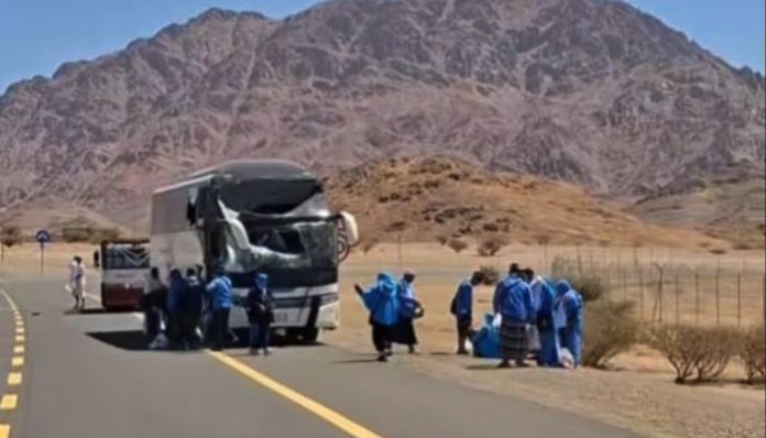 Tangkapan layar video TikTok yang menunjukkan kondisi bus jemaah haji Indonesia usai kecelakaan di Madinah