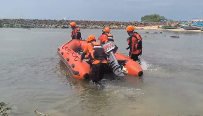 Tim SAR Lakukan Pencarian Intensif Nelayan yang Hilang di Pantai Bagedur