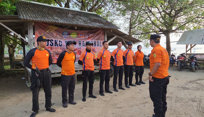 Tim SAR briefing sebelum melanjutkan pencarian nelayan yang hilang di Pantai Bagedur