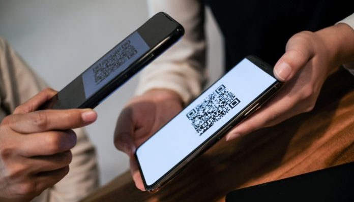 Ilustrasi penggunaan QRIS saat berbelanja (Foto: charliepix)