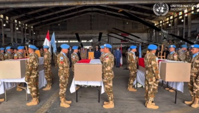 Upacara penghormatan terakhir tiga prajurit TNI penjaga perdamaian di Bandara Rafik Hariri, Beirut, Lebanon