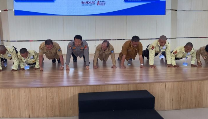 Wakil Bupati Serang Ikut Push Up saat membuka pelatihan security