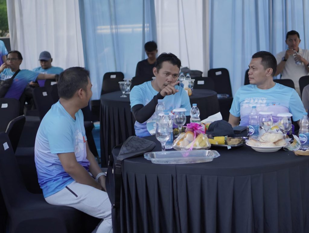Wakil Wali Kota Serang Nur Agis Aulia (tengah) berbincang dengan Direktur Utama Radar Banten Mashudi (kanan), didampingi GM Banten TV Rahmat Hidayat (kiri) pada acara Banten TV Fun Run 2026