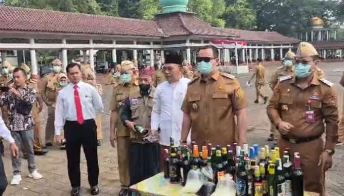 Wali Kota Serang Budi Rustandi memimpin pemusnahan ribuan botol minuman keras berbagai merek di Alun-alun Barat Kota Serang pada Senin, 6 April 2026.