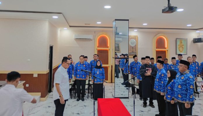 Wali Kota Serang Budi Rustandi merotasi dan melantik tiga pejabat tinggi pratama di lingkungan Pemerintah Kota (Pemkot) Serang