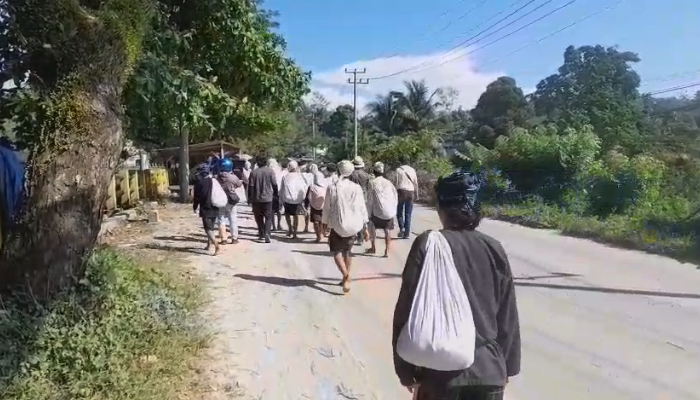 Warga Baduy Dalam berjalan kaki puluhan kilometer dari Desa Kanekes menuju Pendopo Bupati Lebak dalam rangka mengikuti tradisi Seba Baduy 2026. 