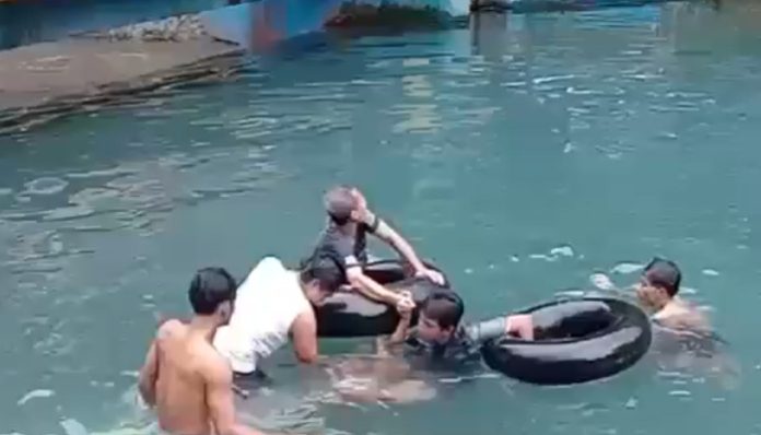 Warga melakukan evakuasi terhadap seorang anak yang tersedot pipa air di Sungai Biru, Kecamatan Ciomas