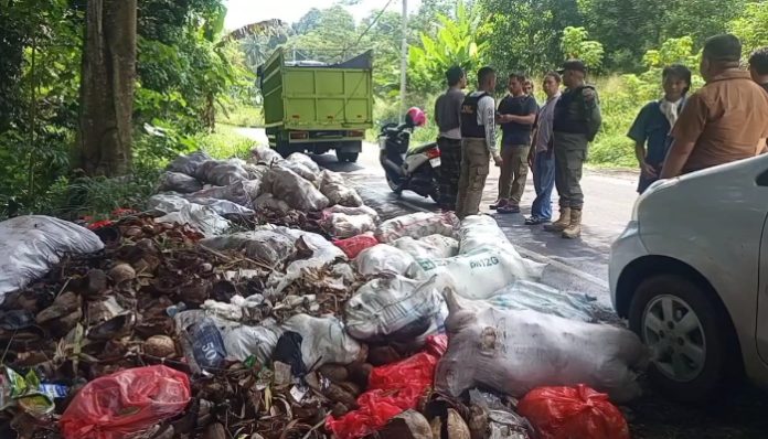 Warga tertangkap basah buang sampah sembarangan