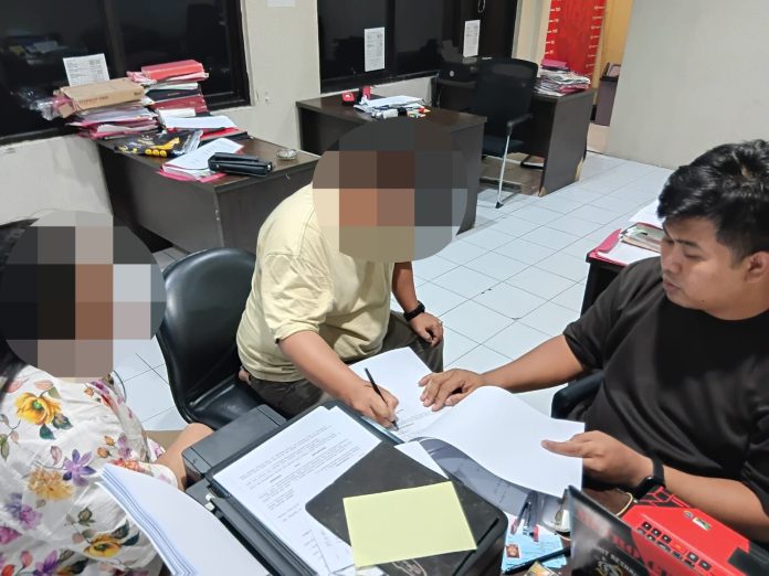 Unit Reskrim Polsek Cikande mengamankan pasutri atas dugaan penipuan yang menyasar para pencari kerja (Foto: Bantentv.com/ Imron)