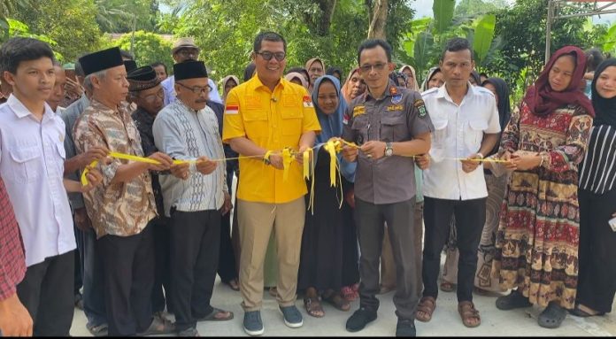 Ketua DPRD Banten meresmikan jalan di Desa Kemuning (Foto: Bantentv.com/ Riki)