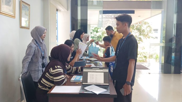 Pembagian race pack Banten TV Fun Run 2026 pada Jumat, 10 April 2026 (Foto: Bantentv.com)