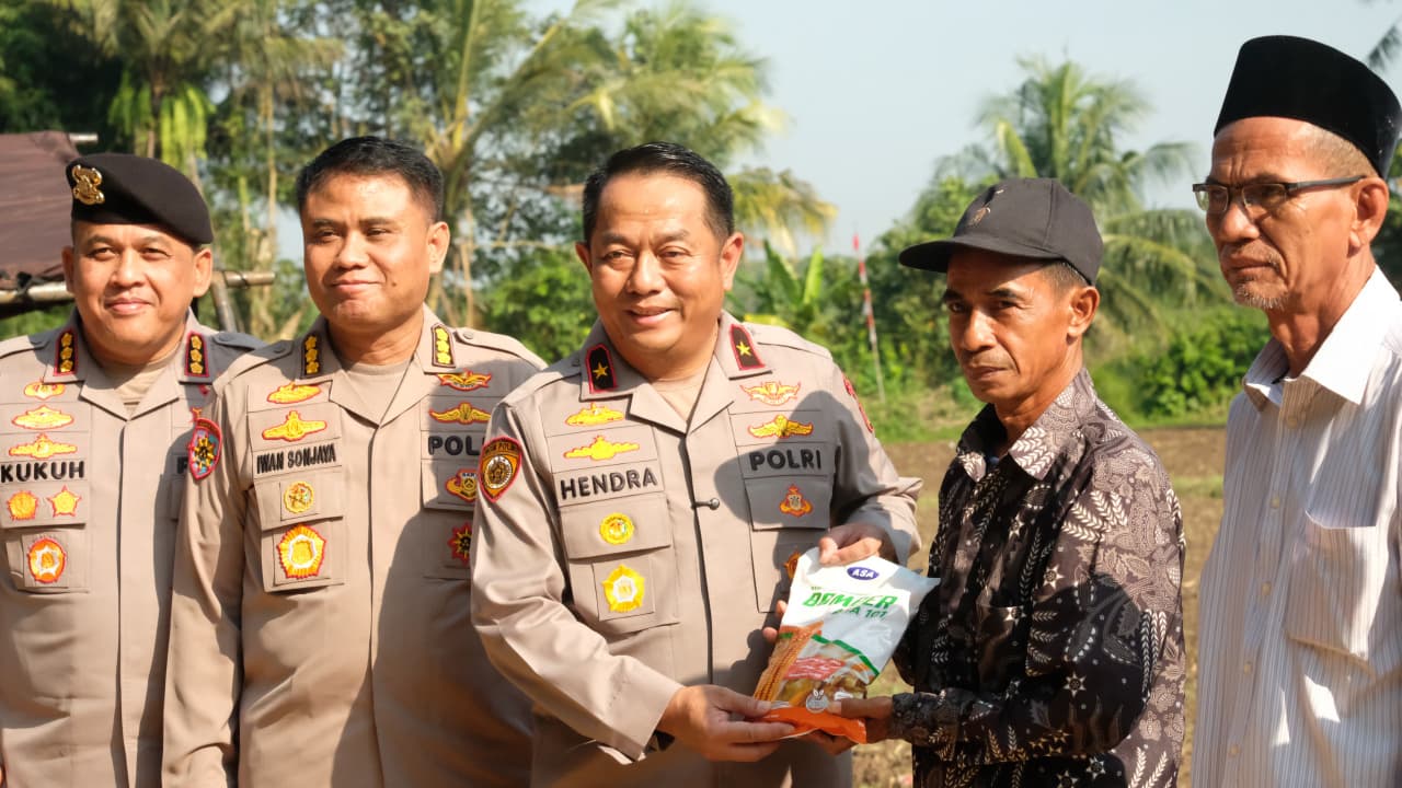 Polda Banten Gelar Penanaman Jagung Kuartal II di Kampung Ciakar, Desa Sukarame, Kecamatan Cikeusal, Kabupaten Serang, pada Selasa, 14 April 2026 (Bantentv.com/ Imron)