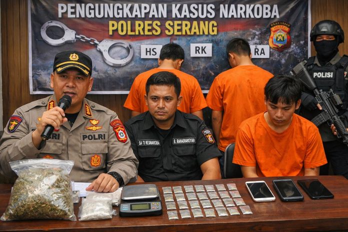 Tiga pengedar tembakau sintetis ditangkap di kota Serang (Foto: AI/ Bantentv.com/ Imron)