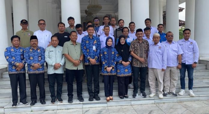 Bupati Serang menerima audiensi Aliansi Serikat Buruh Kabupaten Serang dalam rangka persiapan peringatan May Day (Foto: Bantentv.com/ Riki)