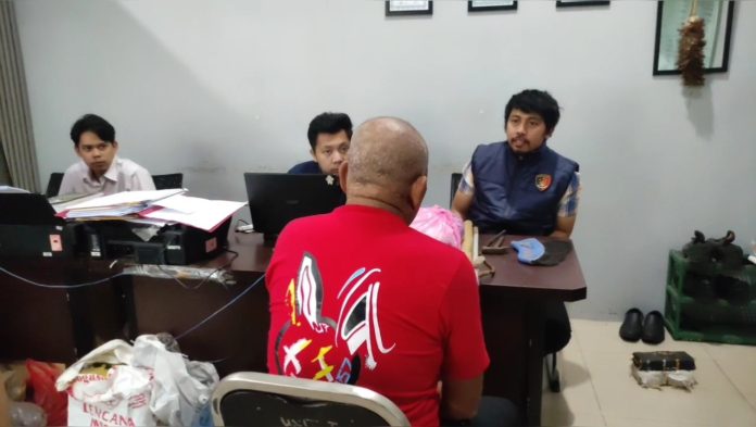 Seorang bapak di Pandeglang tega menganiaya anaknya pakai kapak (Foto: Bantentv.com/ Rangga)