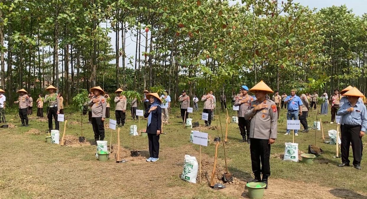 Polda Banten menanam 3.000 pohon di wilayah hukum Polres Serang, tepatnya di Kragilan (Foto: Bantentv.com/ Imron)
